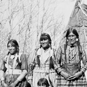 Cover image of Wapta mnûtha Wîyâbi (Big Horn Women)(L-R top) Annie House, unknown, Elizabeth Bearspaw, (bottom) Jean Hunter with children, girl on right is future Mrs. Tom Simeon